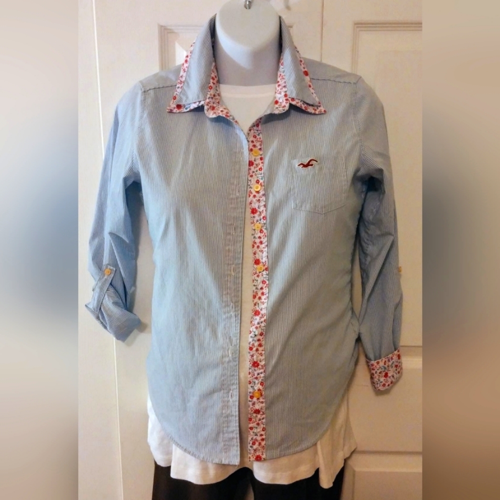#015 Hollister Light Blue Pin Striped w Floral Trim Shirt, Sze.M